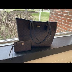 Brand New Coach Purse & Wristlet 

Matching Colors 

I’m great condition.